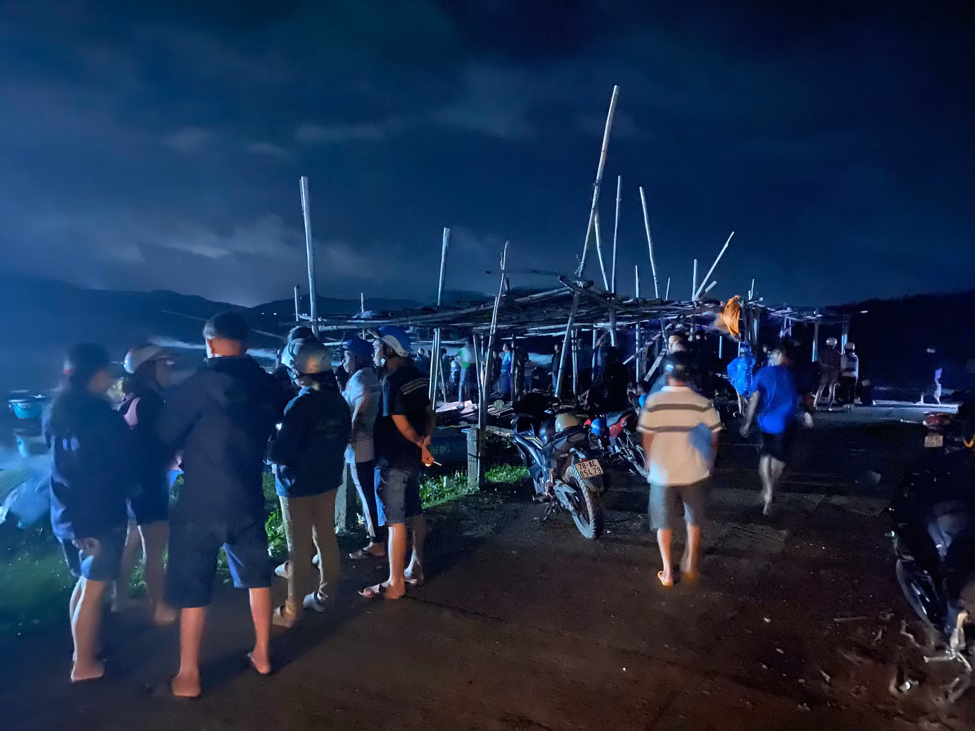 Đã tìm thấy một nạn nhân trong vụ 2 thanh niên tắm biển bị sóng cuốn mất tích -0