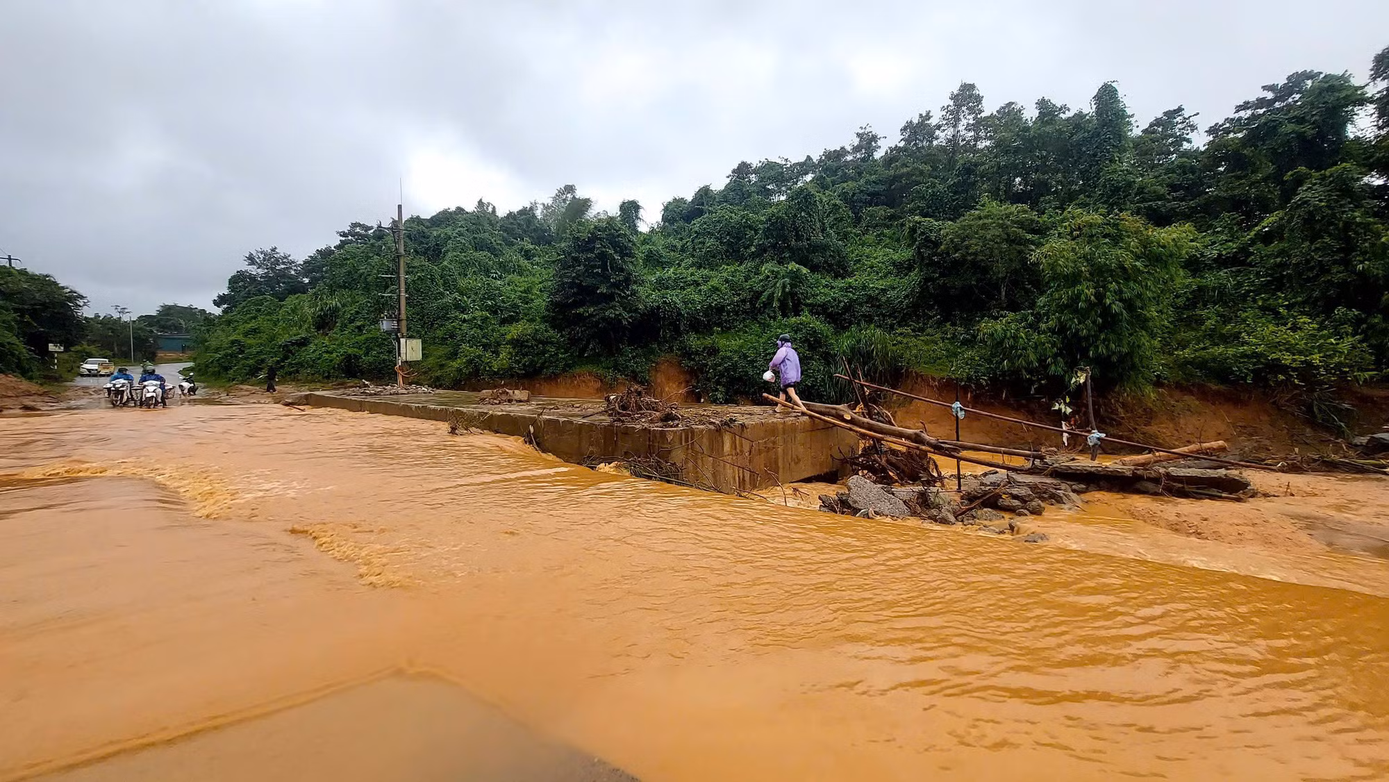 Cầu tạm điện gió chắn dòng chảy, người dân Khe Sanh khổ vì ngập -0