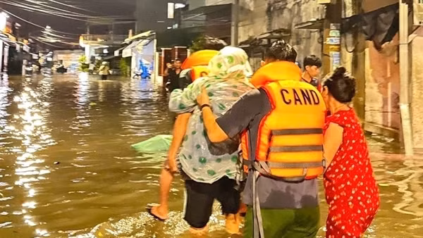 Công an Lâm Đồng trắng đêm di dời, cứu người dân trong mưa lũ