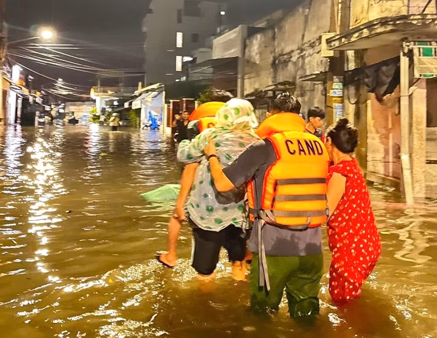 Công an Lâm Đồng trắng đêm di dời, giải cứu người dân trong mưa lũ -0