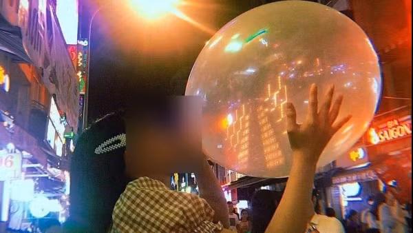 Hít hàng trăm quả "bóng cười" mỗi ngày, 2 vợ chồng liệt nửa người