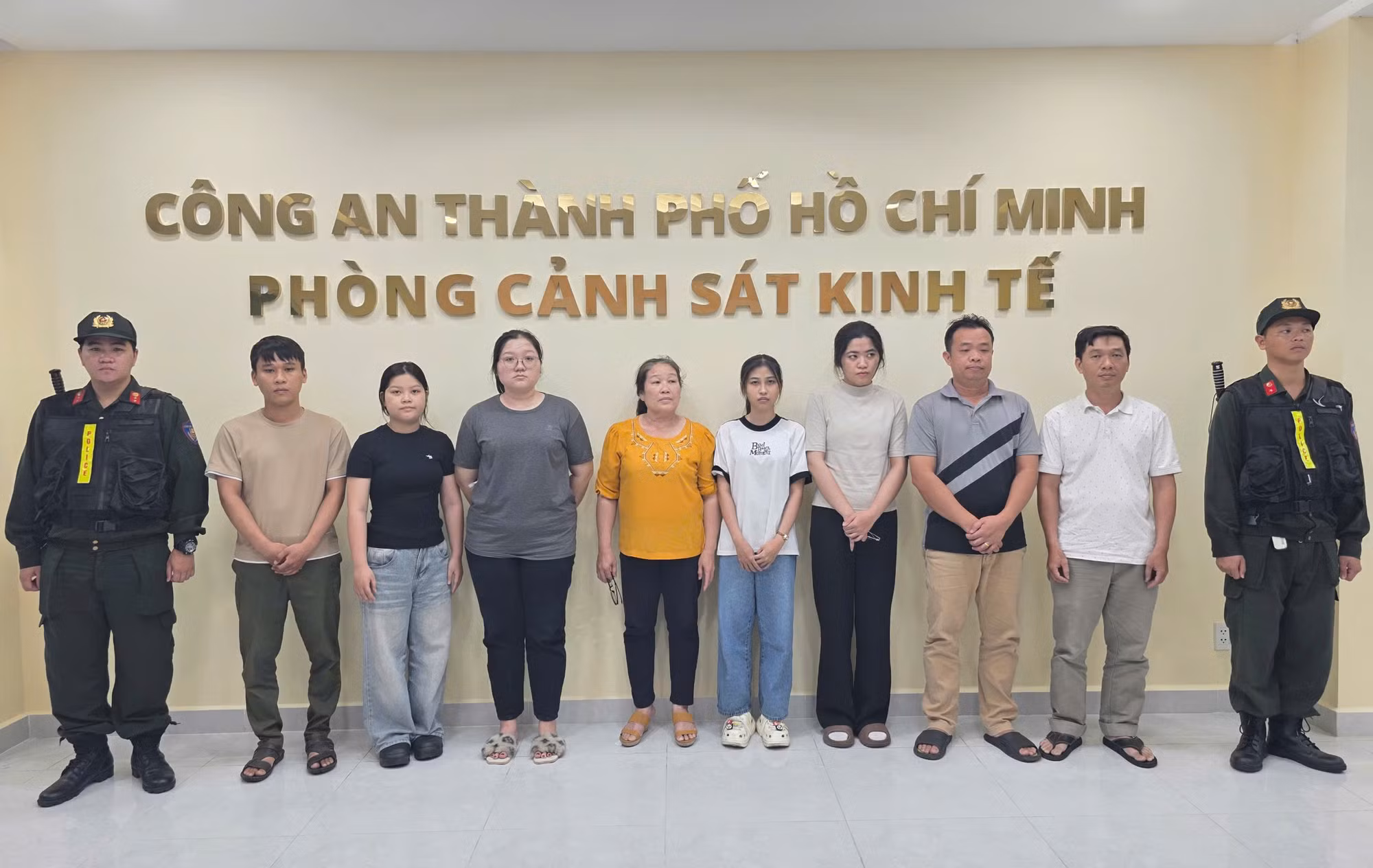 Triệt phá đường dây sản xuất, buôn bán hàng chục ngàn chai nước hoa giả các thương hiệu nổi tiếng -1