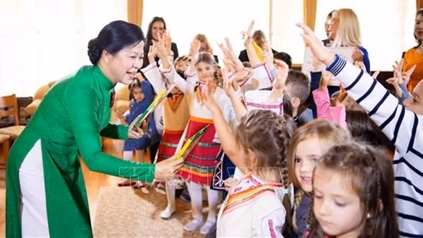 Phu nhân Tổng Bí thư Tô Lâm thăm, giao lưu với học sinh mầm non ở Sofia