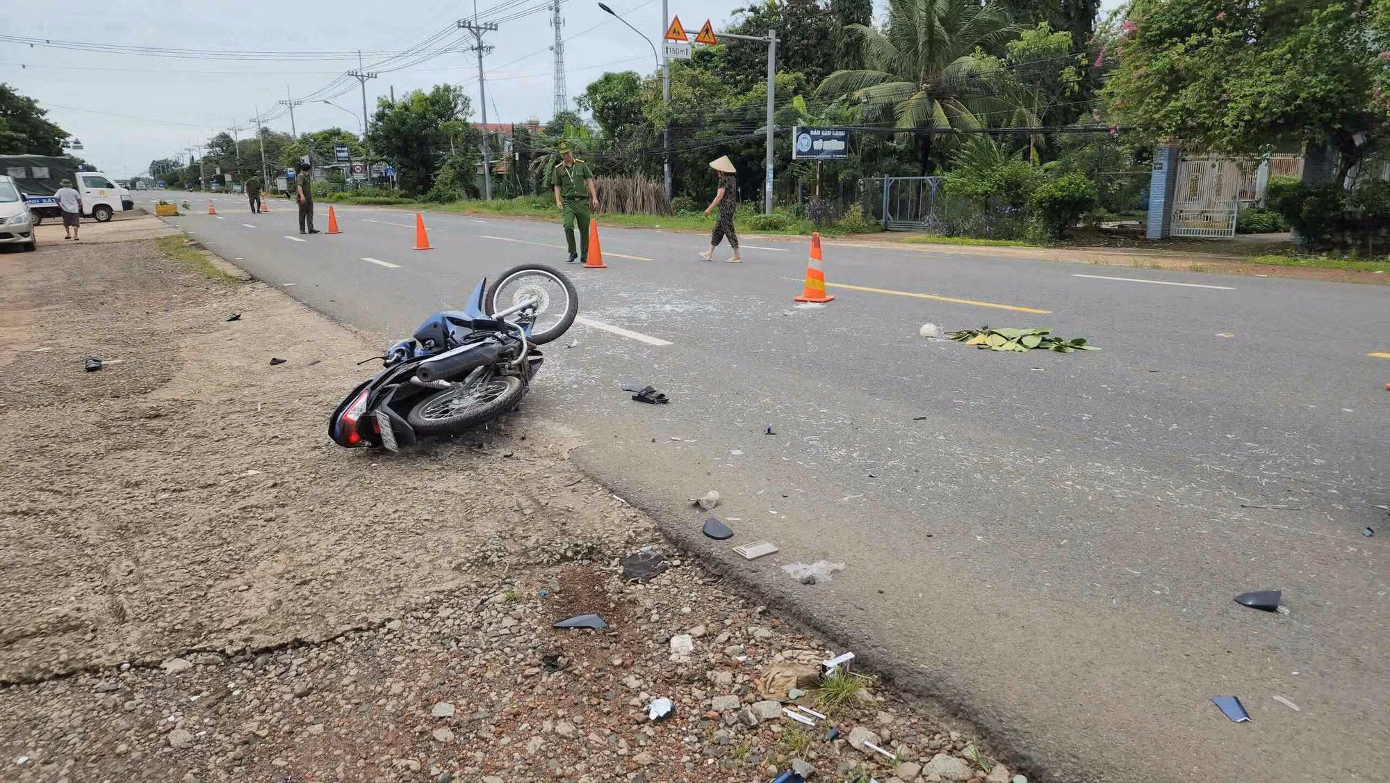 Xe máy tông nhau làm 2 người chết -0