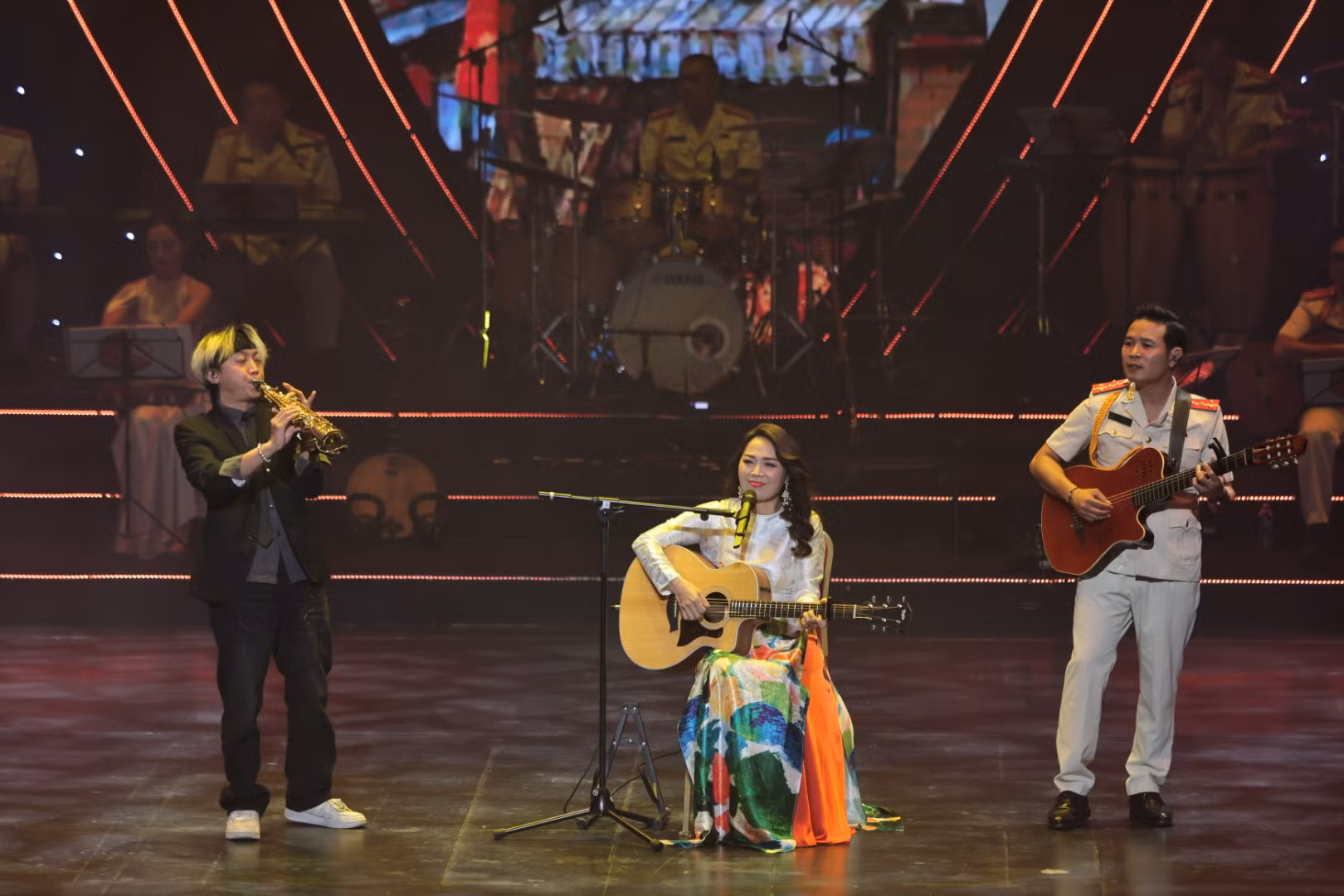 Chương trình nghệ thuật “Thắp sáng yêu thương” gây quỹ ủng hộ đồng bào bị ảnh hưởng bão lũ -0