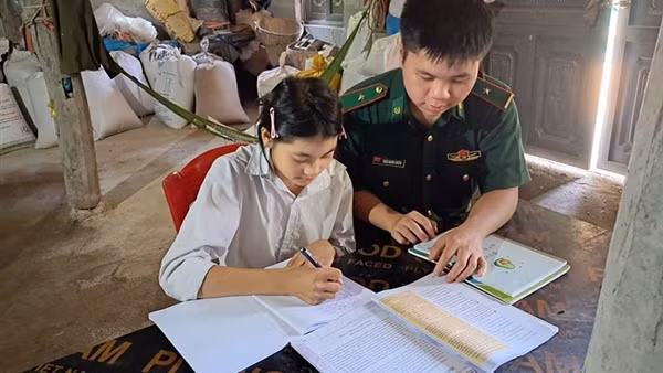 Trái tim người lính nơi biên cương: Làm cha nuôi thầm lặng
