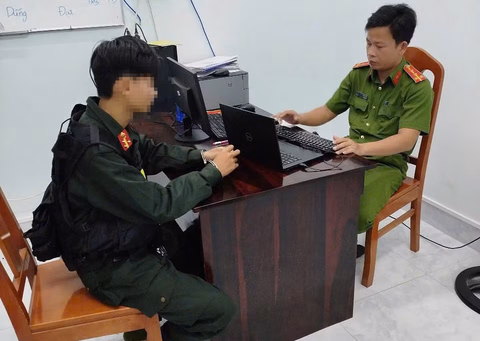 Bắt giữ đối tượng giả danh Cảnh sát cơ động để cưỡng đoạt tài sản -0