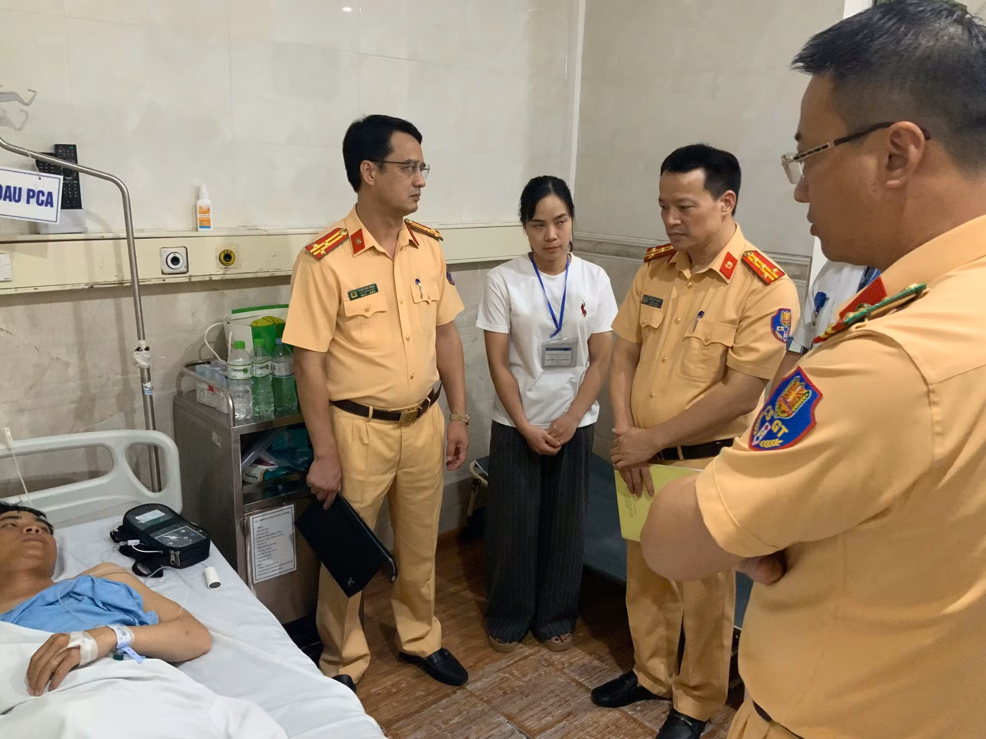 Lãnh đạo Cục CSGT thăm, động viên cán bộ bị thương khi làm nhiệm vụ -0