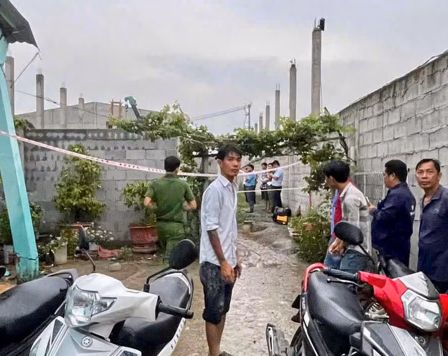 Sập tường rào cao 8m đè nhà dân khiến 3 người thương vong -1