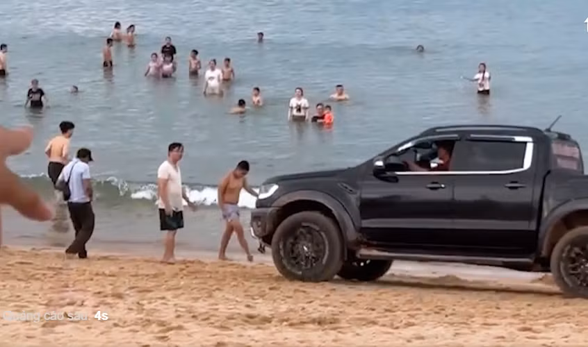 Xe ô tô bán tải chạy ngông nghênh trên bãi biển Tuy Hòa và Quy Nhơn -0