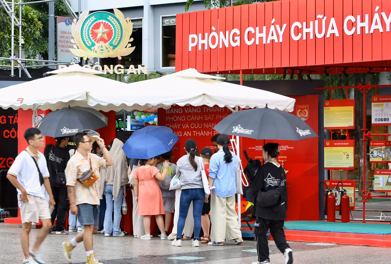Người dân TP Hồ Chí Minh đội mưa xem khí tài, trải nghiệm những hoạt động của lực lượng CAND -1