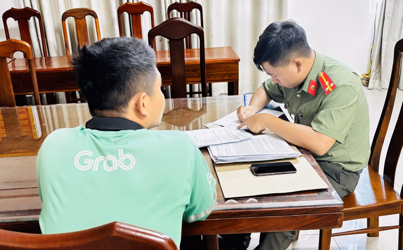 Công an xác minh, hỗ trợ người lái xe Grab hoàn trả hơn 1,7 tỷ đồng cho doanh nghiệp chuyển nhầm -0