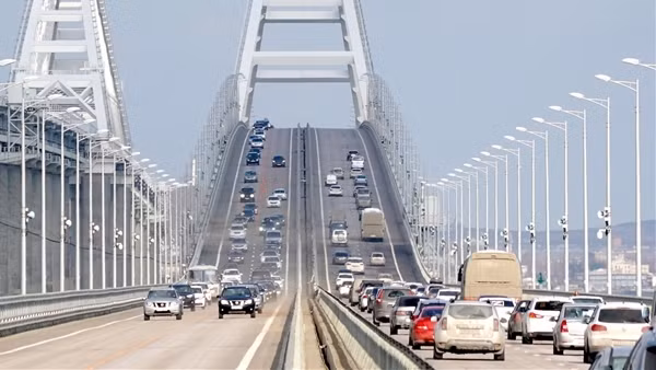 Cầu Crimea hoạt động bình thường sau đòn tập kích của Ukraine