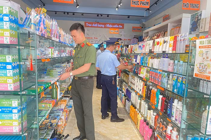 Kiểm tra 71 cơ sở dược và thực phẩm chức năng, tăng cường phòng chống hàng giả, hàng kém chất lượng -0