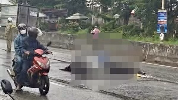 Trượt ngã trong mưa, 2 người phụ nữ bị xe đầu kéo cán tử vong