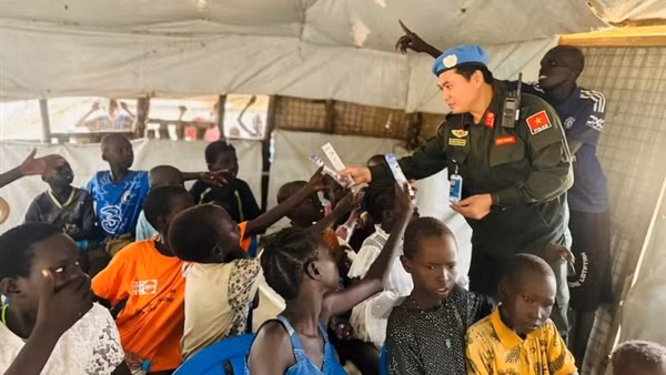 Những người lính mũ nồi xanh Việt Nam mang ánh sáng tri thức đến trẻ em Nam Sudan