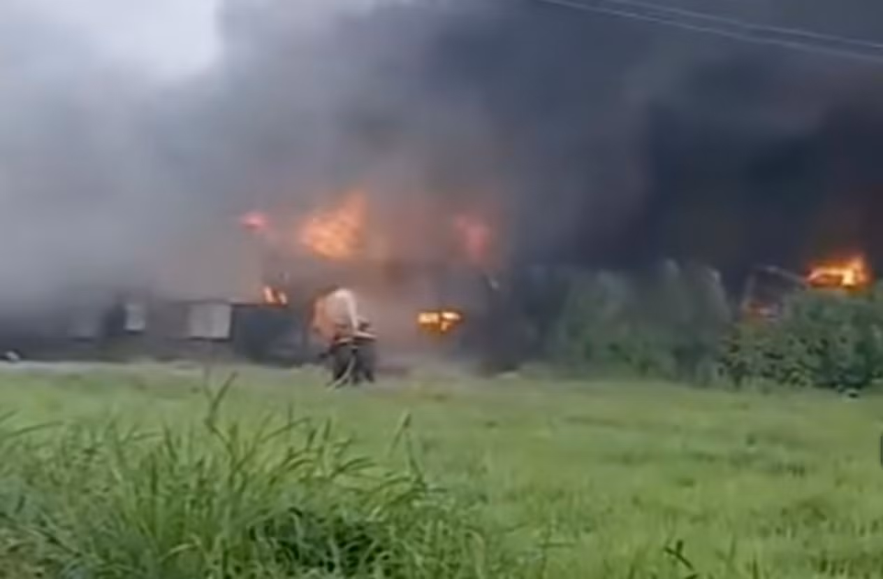 Cháy lớn nhà xưởng nhựa rộng hàng trăm mét vuông ở Hóc Môn -0