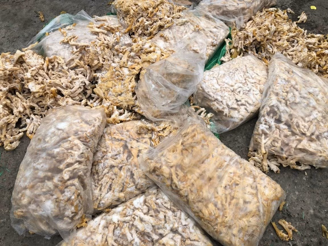 Ngăn chặn hơn 25 tấn thực phẩm bốc mùi hôi thối chuẩn bị đưa vào quán nướng -0