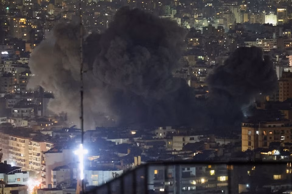Quân đội Israel không kích dồn dập vùng ngoại ô thủ đô của Lebanon -0
