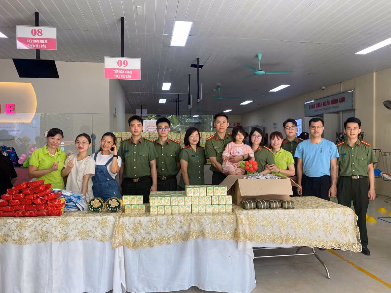 Thanh niên Cục Tổ chức cán bộ tặng quà cho các bệnh nhi nhân dịp Quốc tế thiếu nhi 1/6 -0