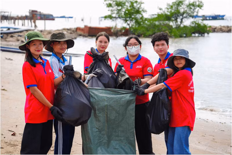 Gần 10.000 người vingroup và tình nguyện viên ra quân làm sạch bờ biển tại 28 tỉnh, thành phố -4