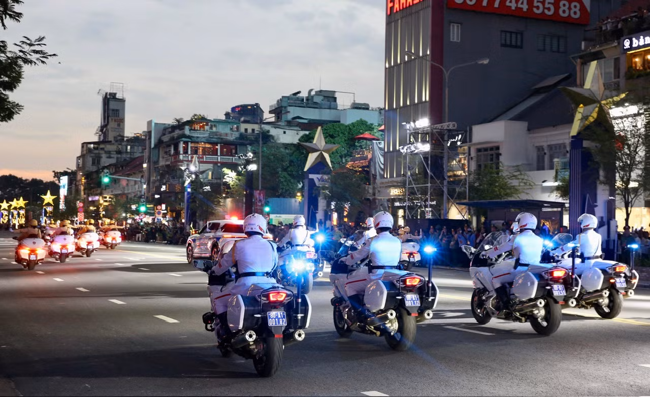 Người dân mãn nhãn với những hình ảnh trong ngày khai mạc Vinh quang CAND Việt Nam -1