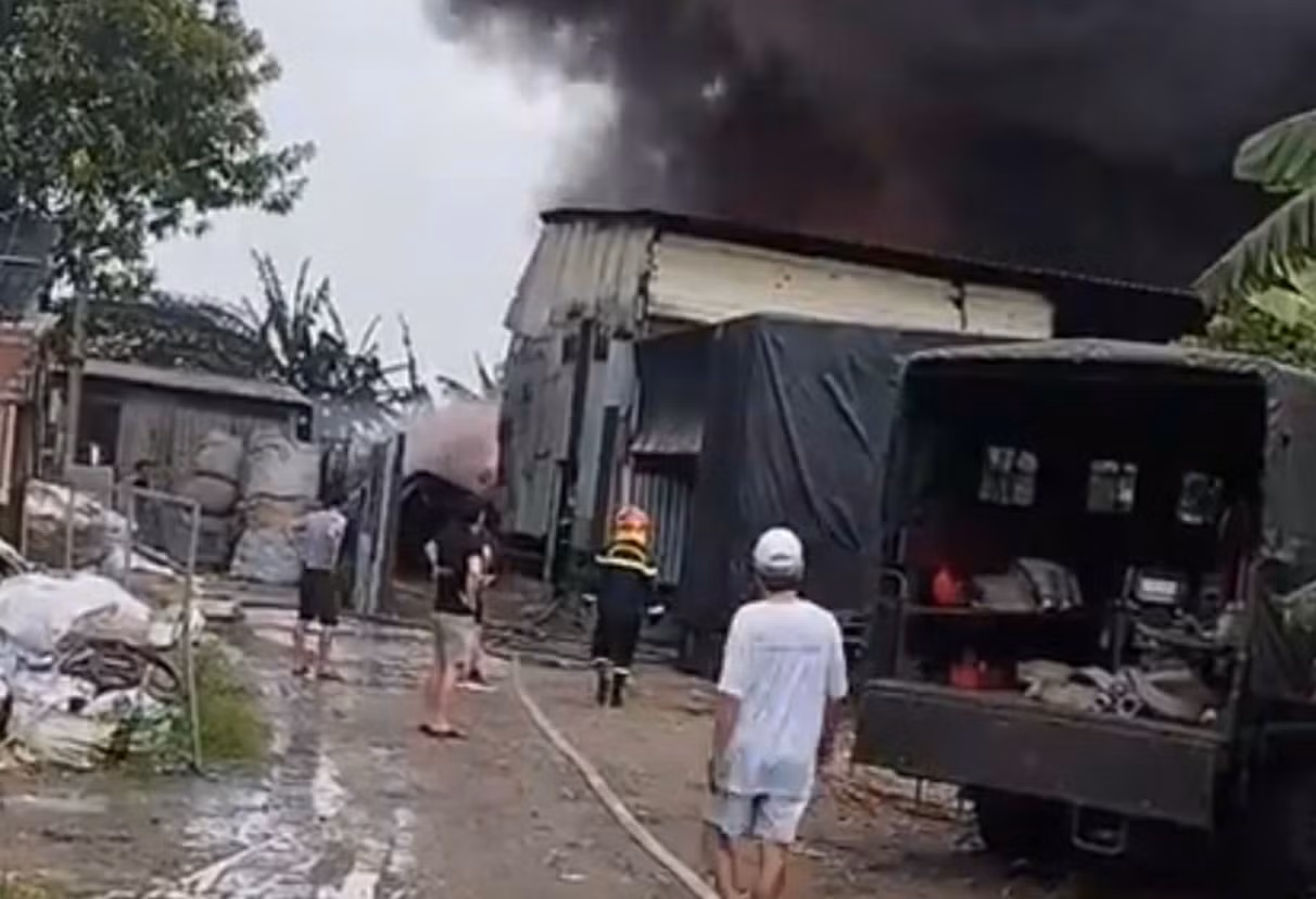 Cháy lớn nhà xưởng nhựa rộng hàng trăm mét vuông ở Hóc Môn -1
