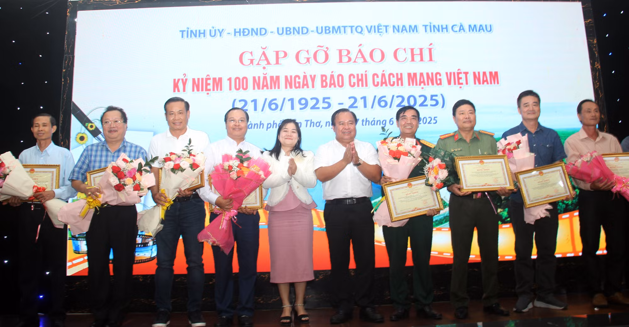 Chủ tịch UBND tỉnh Cà Mau tặng Bằng khen Phóng viên Báo CAND -0