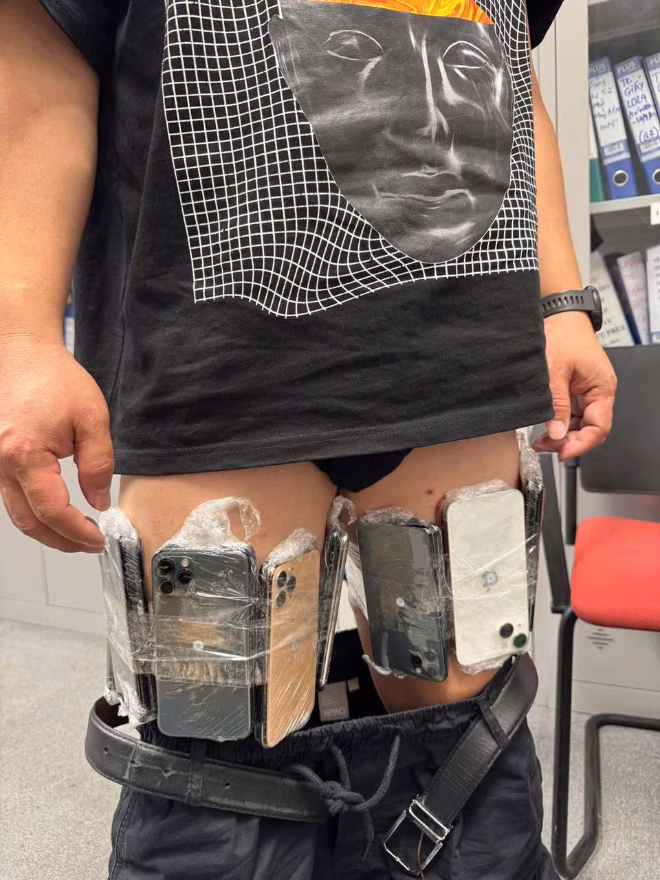 Phát hiện hành khách mang 48 chiếc điện thoại Iphone trong vali xách tay -0