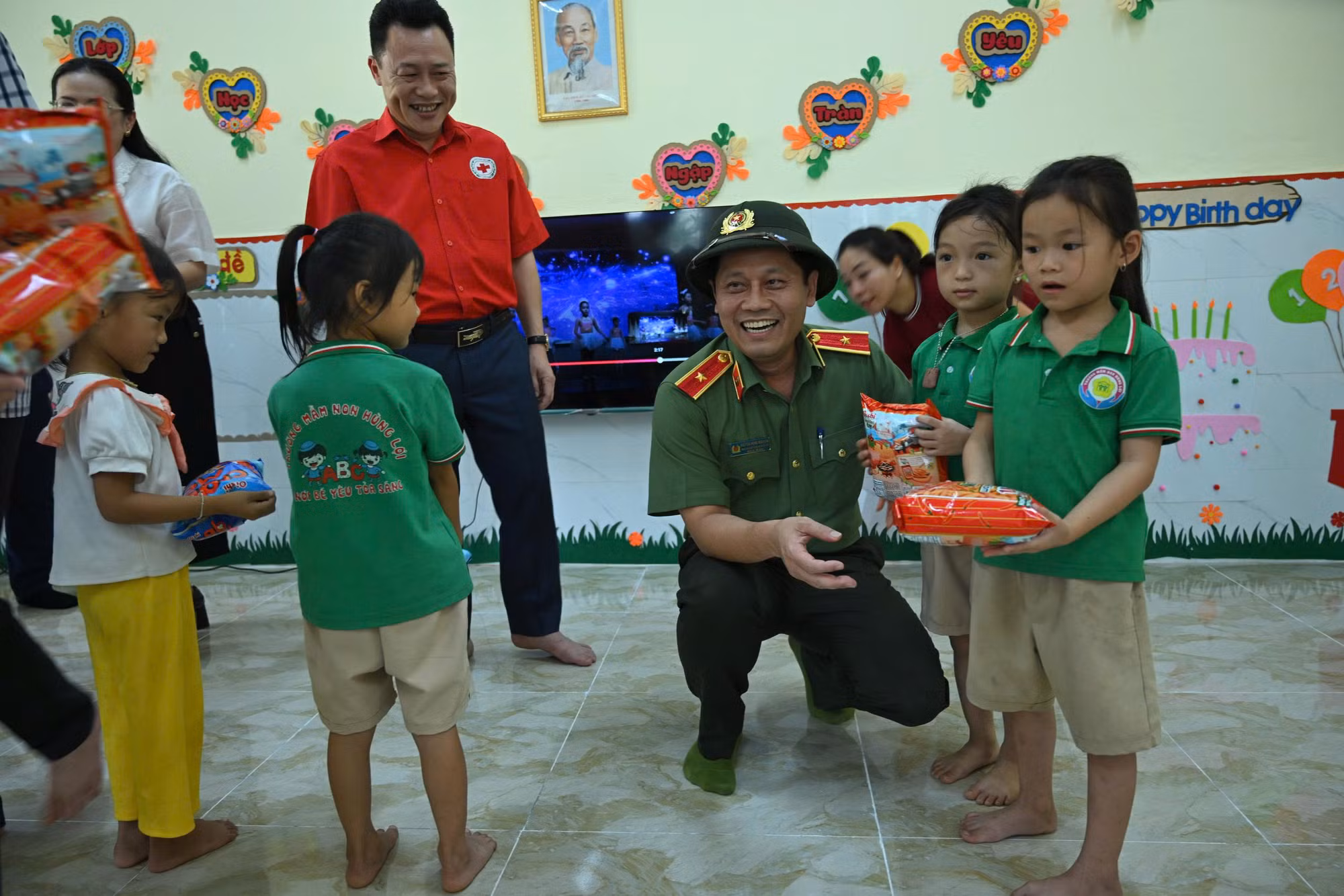 Trường Mầm non Hùng Lợi - Quà tặng của Bộ trưởng Lương Tam Quang dành cho thiếu nhi ở Tuyên Quang -0