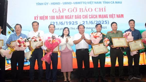 Văn phòng Thường trú và Phóng viên Báo CAND tại ĐBSCL được UBND tỉnh Cà Mau tặng Bằng khen