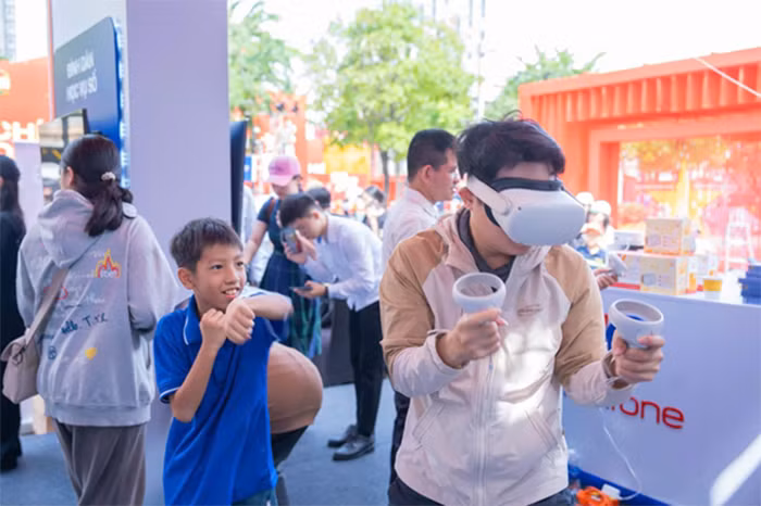 Nô nức trải nghiệm gian hàng công nghệ số của MobiFone tại sự kiện “Vinh quang Công an nhân dân Việt Nam” -1