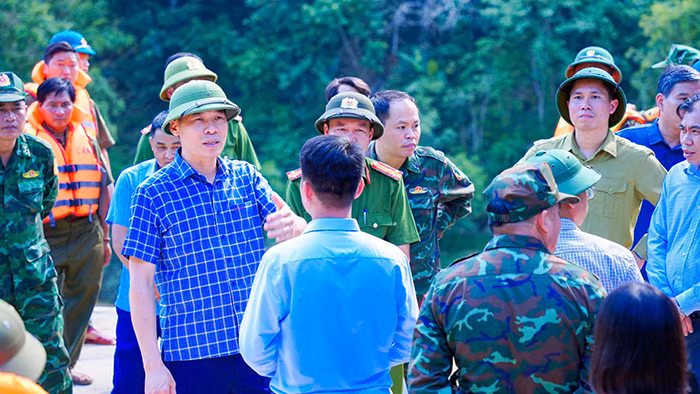 Giám đốc Công an tỉnh Lào Cai trực tiếp chỉ đạo công tác tìm kiếm các nạn nhân đuối nước tại sông Xanh -0