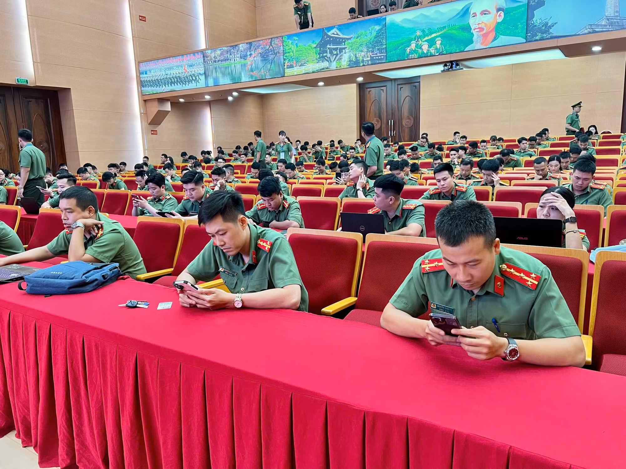 Công an Thủ đô tiên phong trong phong trào “Bình dân học vụ số” -0