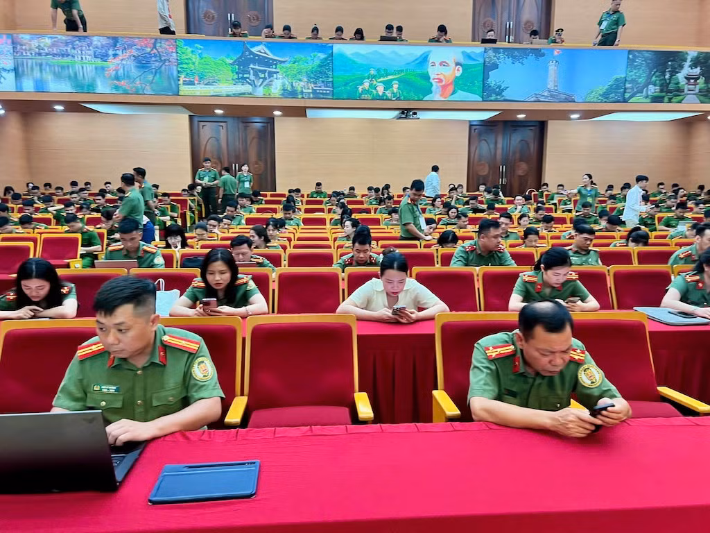 Công an Thủ đô tiên phong trong phong trào “Bình dân học vụ số” -0