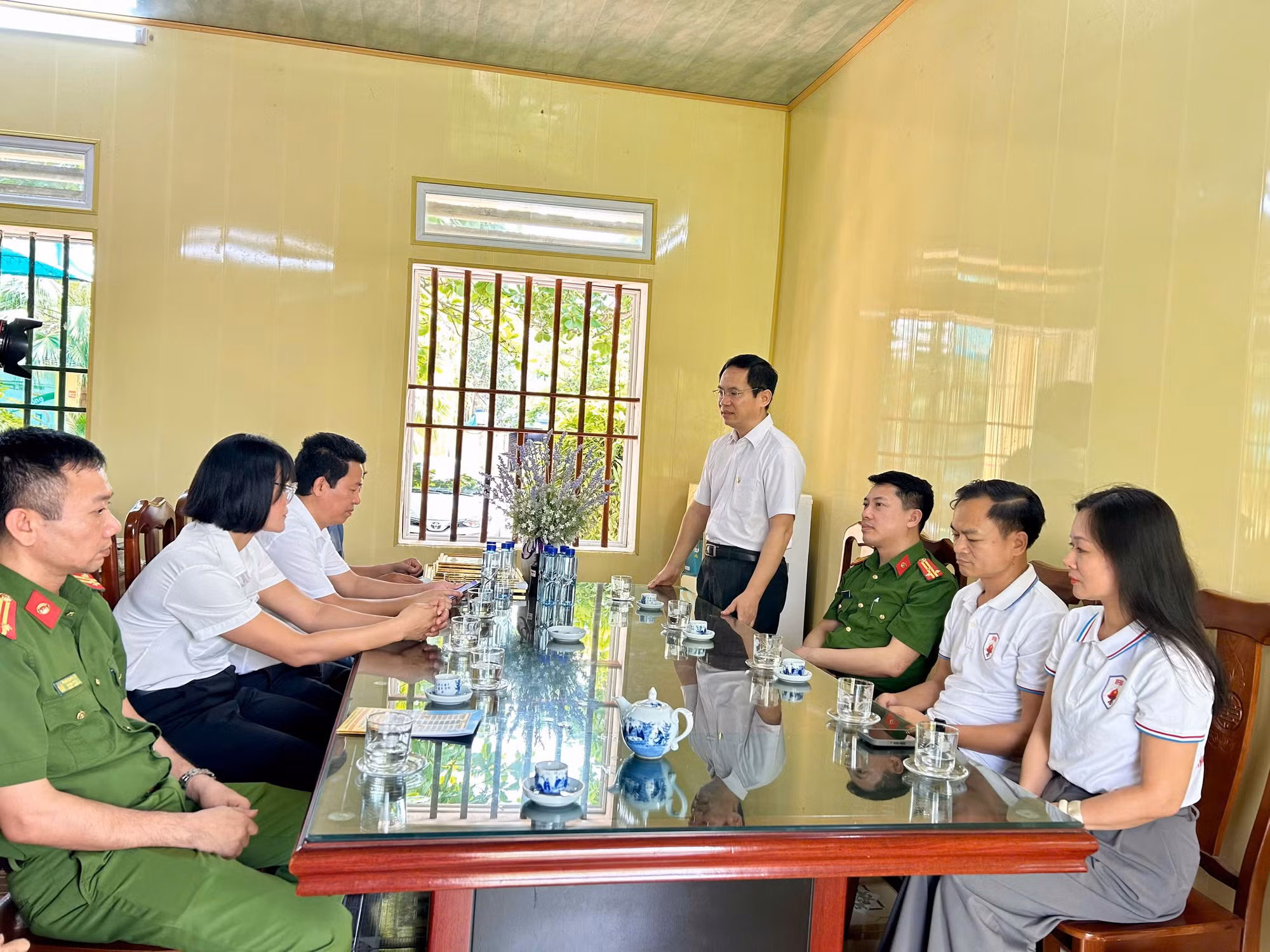 Trao Bằng tri ân cô giáo dũng cảm cứu người giữa dòng sông -0