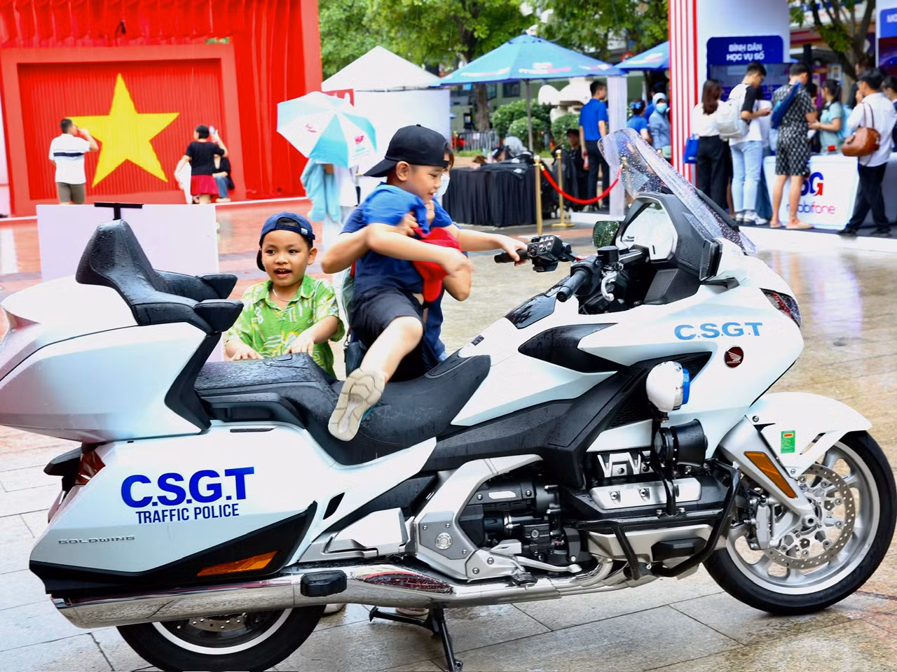 Người dân TP Hồ Chí Minh đội mưa xem khí tài, trải nghiệm những hoạt động của lực lượng CAND -0