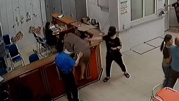 Tạm giữ hình sự đối tượng hành hung nữ điều dưỡng tại bệnh viện