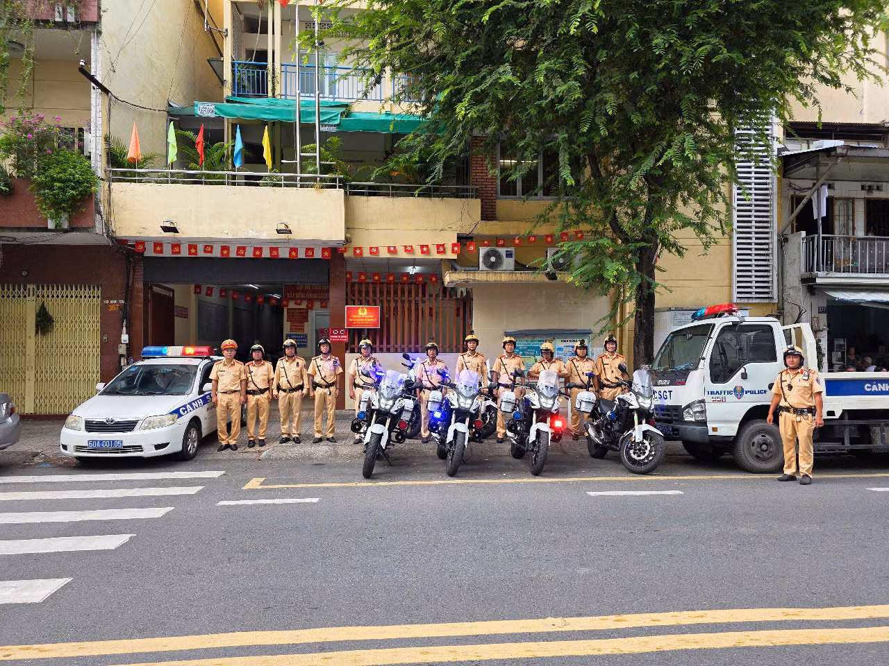 CSGT TP Hồ Chí Minh đồng loạt ra quân đảm bảo TTATGT cả đường bộ, đường thủy và đường sắt -0