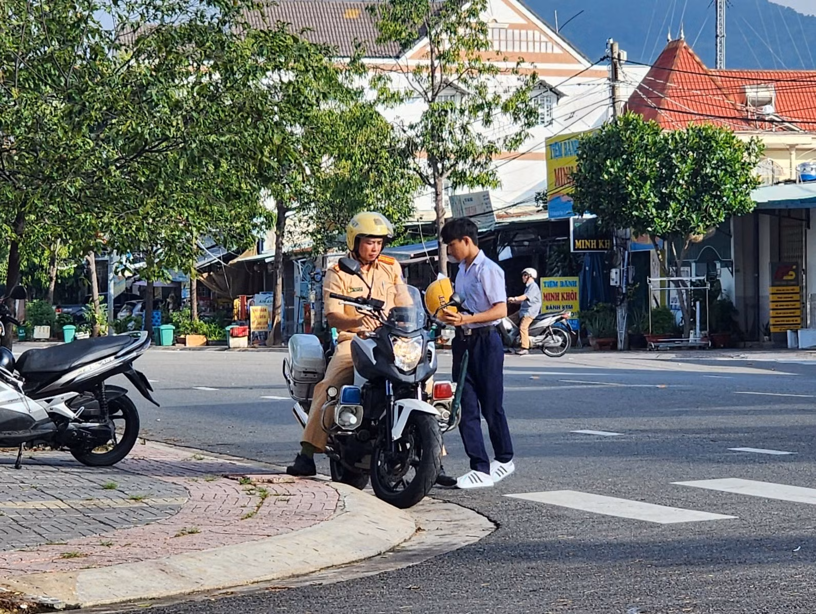 Cảnh sát giao thông hỗ trợ kịp thời thí sinh quên mang thẻ dự thi -1