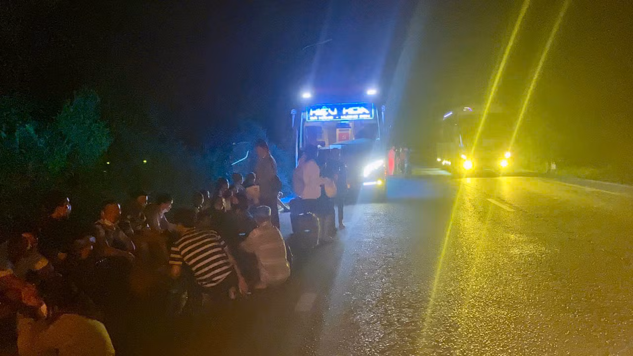 3 xe khách tông liên hoàn trên đường tránh TP Huế -0