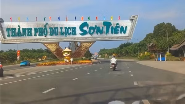 Sập giàn giáo công trình trong Khu du lịch Sơn Tiên khiến 2 người tử vong