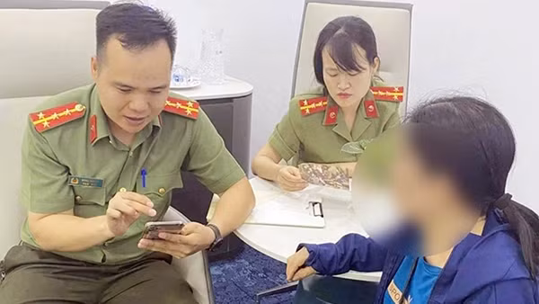 Kịp thời phối hợp ngăn chặn người dân chuyển tiền cho đối tượng lừa đảo qua mạng
