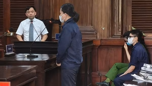 Những diễn biến lạ tại phiên tòa xét xử đường dây mua bán ma túy “nước vui”