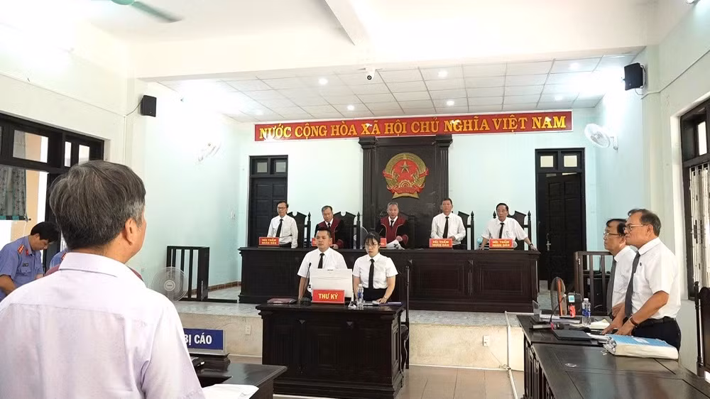 Nguyên Giám đốc Trung tâm Đăng kiểm xe cơ giới Thừa Thiên Huế bị kết án 15 năm 3 tháng tù -0