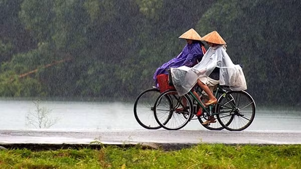 Miền Bắc mưa rào đan xen nắng, Trung Bộ có nơi nóng bức