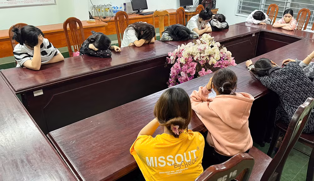 Bắt tạm giam 8 đối tượng môi giới mại dâm gái từ 13 đến 22 tuổi ở An Giang -0