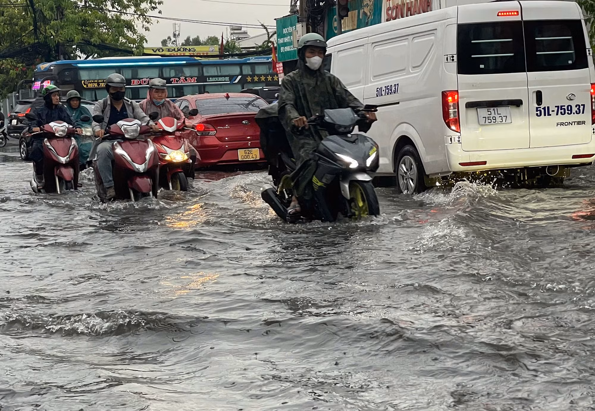 Người dân khốn khổ vì di chuyển trên các tuyến đường ngập nước sau mưa lớn -4