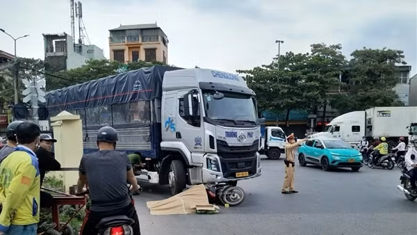 Nữ sinh đại học tử vong sau khi va chạm với ô tô tải
