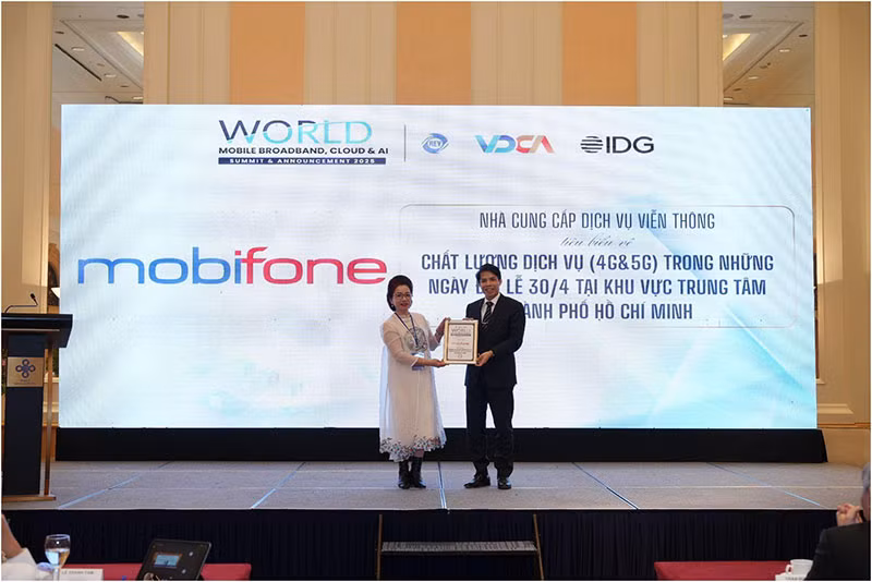 MobiFone được trao danh hiệu nhà mạng 4G&5G tiêu biểu trong Đại lễ 30/4 -0